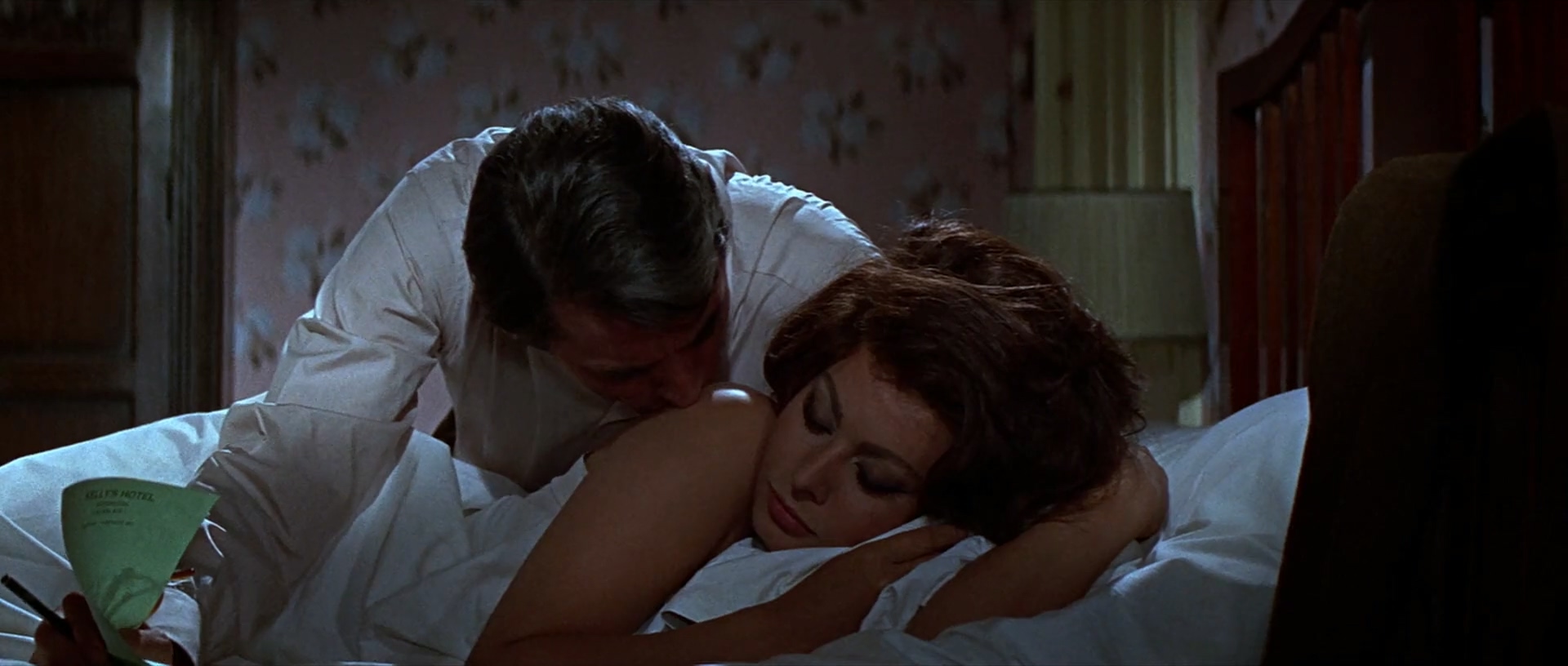 谍海密码战.Arabesque.1966.1080p.BluRay.mp4_20250212_164731.142.jpg
