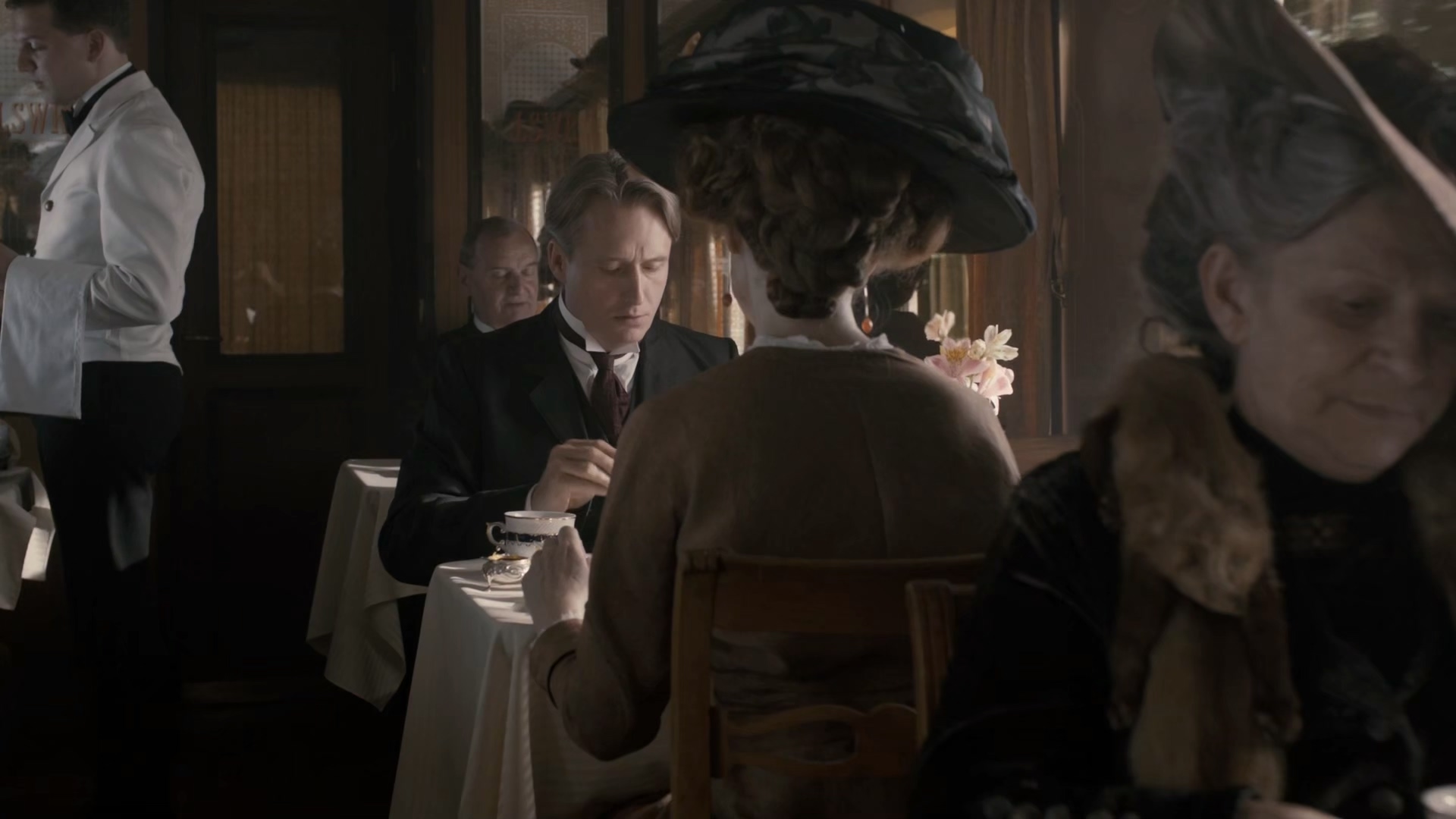 titanic.s01e01.1080p.mkv_20250301_155845.173.jpg