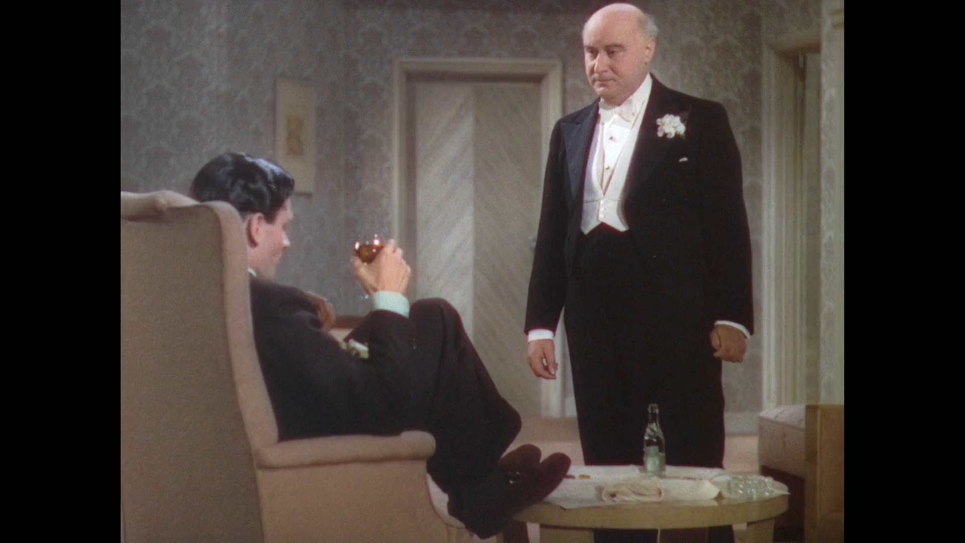 The.Divorce.Of.Lady.X.1938.1080p.BluRay.H264.AAC-RARBG.mkv_20250511_075855.505.jpg