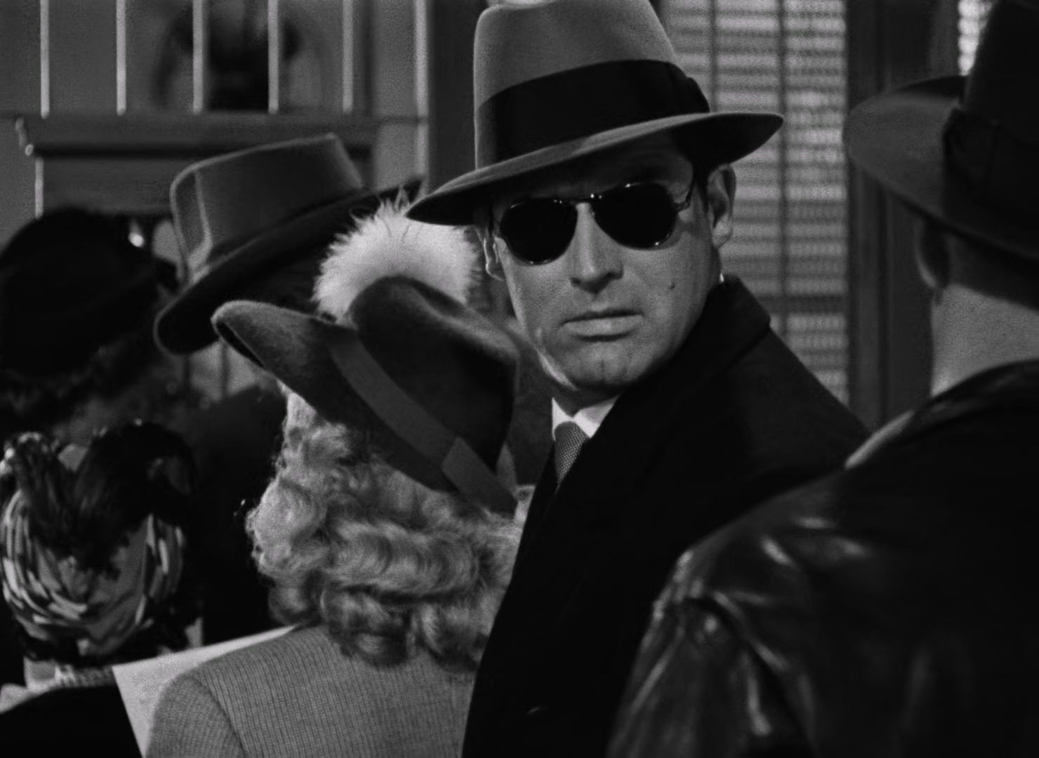 毒药与老妇.Arsenic.and.Old.Lace.1944.1080p.BluRay.x265-RARBG.mp4_20250528_235056.598.jpg