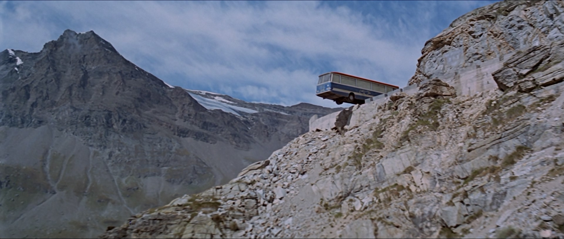 The.Italian.Job.1969.1080p.BluRay.x265.10bit.DTS-QuickIO.mkv_20250612_001331.111.jpg