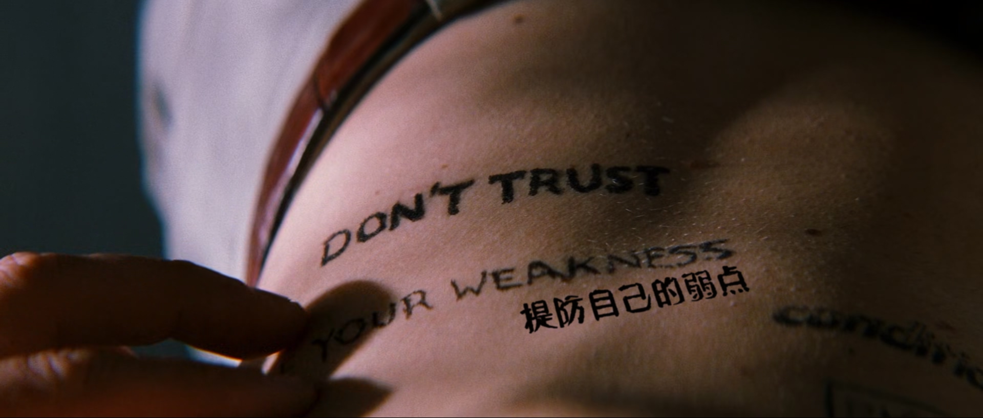 记忆碎片.Memento.2000.REMASTERED.1080p.BluRay.x265.2audio-RARBG特效字幕.mkv_2025.jpg