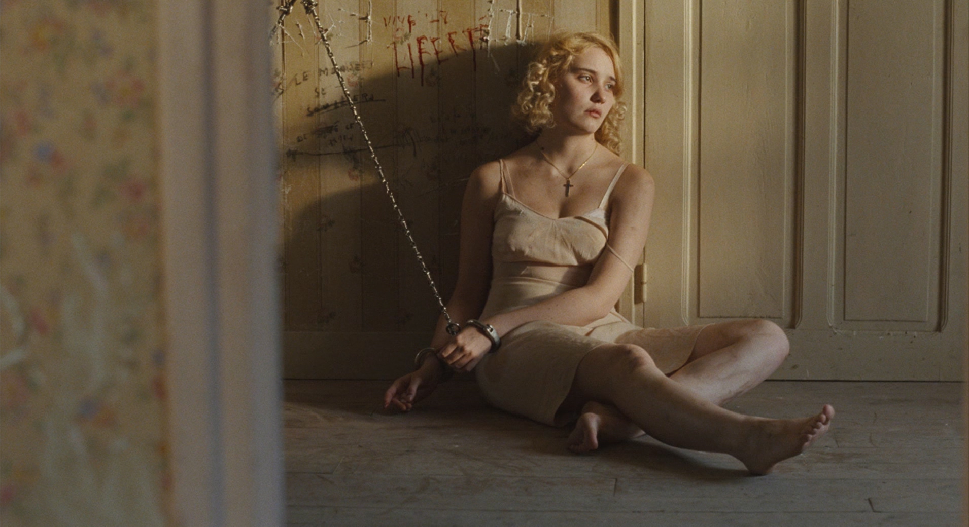 超级女特工.Female.Agents.2008.1080p.BluRay.DTS.5.1.x264-CHDBits.mkv_20250622_014.jpg