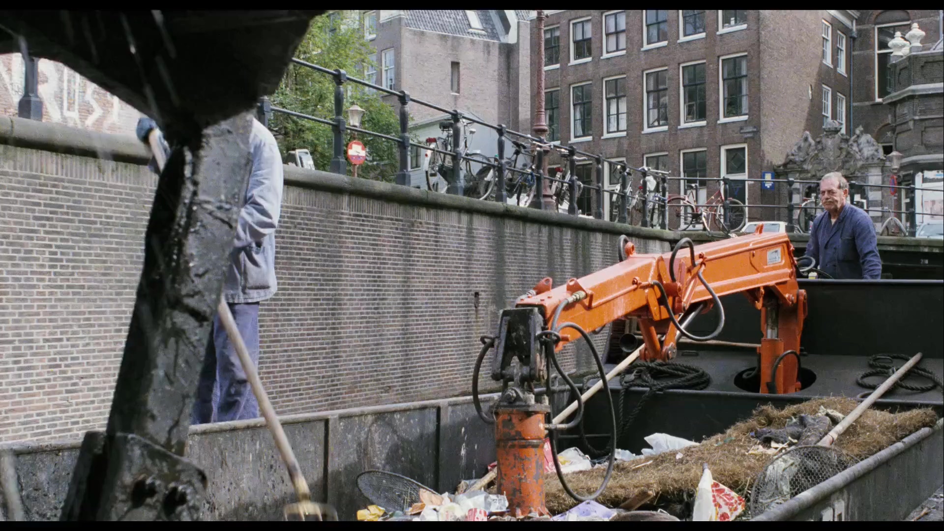 阿姆斯特丹的水鬼.Amsterdamned.1988.2Audio.CN.mkv_20250712_154405.258.jpg